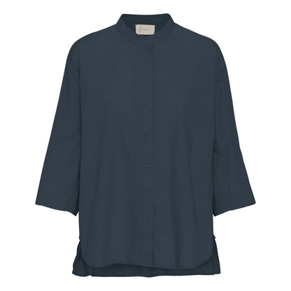 Blå oversized skjorte i enkelt design med 3/4 ærmer og kinakrave. Skjorten er lidt længere bagpå og runder fint foran. Skjorten har stolpelukning, og er lavet i en let økologisk bomuldspoplin, som gør skjorten åndbar og behagelig at have på. Skjorten er one size og passer str 34-44.