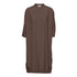 Brun oversized skjortekjole har 3/4 ærmer og en simpel kinakrave, der giver den et lækkert casual look. En anden skøn detalje er, at den har sidelommer. Modellen er one size og er lavet i 100% økologisk bomuld.