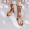 Den feminine beige sandal Shangies woman #2 er perfekt til den varme sommerdag. De tynde remme sidder godt på foden og passer til de fleste. Remmen er fleksibel og lukkes bag hælen. 