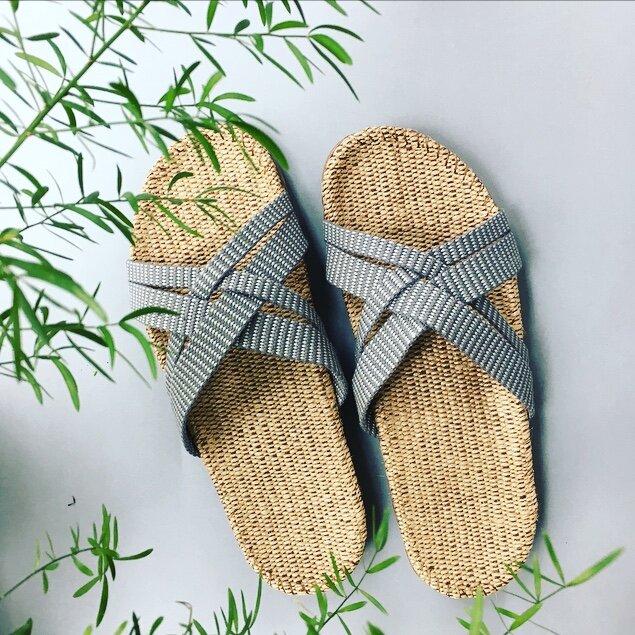 Shangies woman 1, grey stripes, er en let og komfortabel sandal i jute med grå og hvide striber
