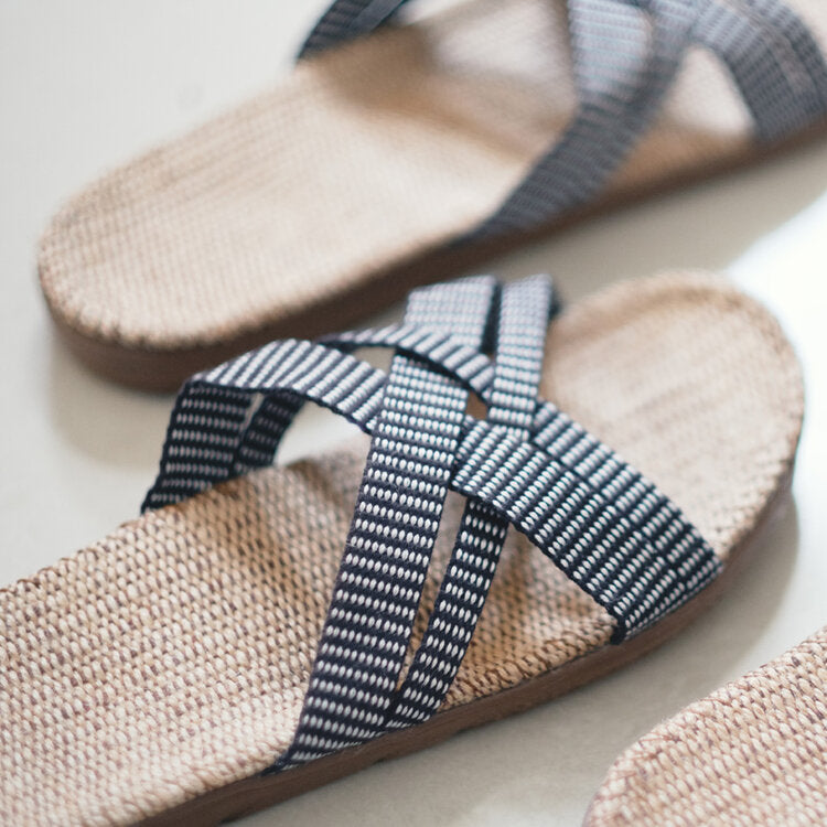 Shangies woman 1, black stripes, en let sort og hvid sandal lavet i natur jute