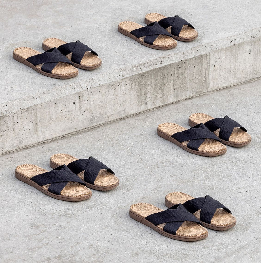 unisex sandaler fra shangies i farven rocky raven (grå/sort)