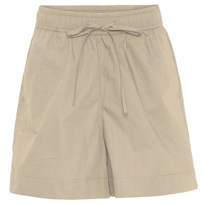 De nye Sydney Shorts i beige er endnu en tidløs klassiker til din garderobe fra danske Frau. Shortsene er lavet i et enkelt design med vide ben, baglommer, bred elastik i taljen og bindebånd.