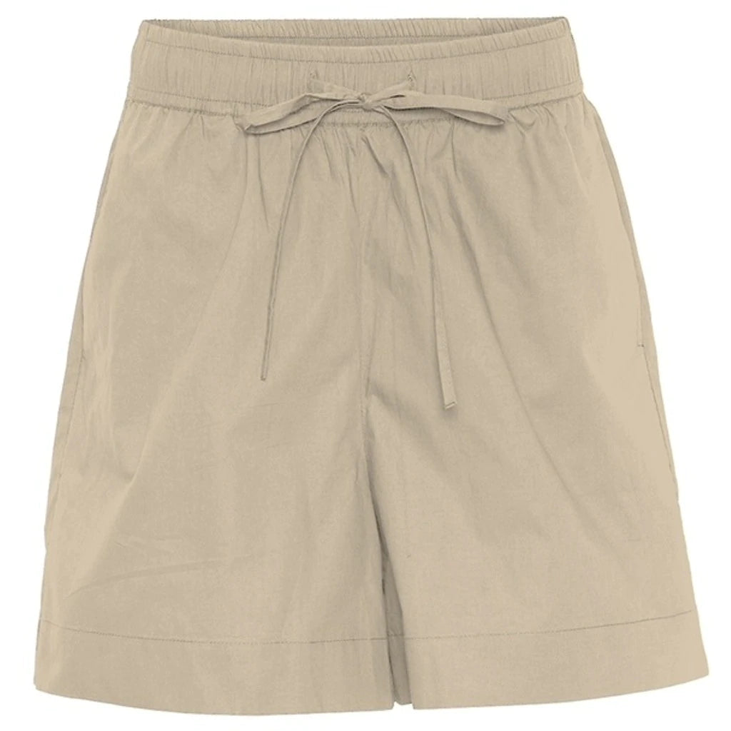 De nye Sydney Shorts i beige er endnu en tidløs klassiker til din garderobe fra danske Frau. Shortsene er lavet i et enkelt design med vide ben, baglommer, bred elastik i taljen og bindebånd.