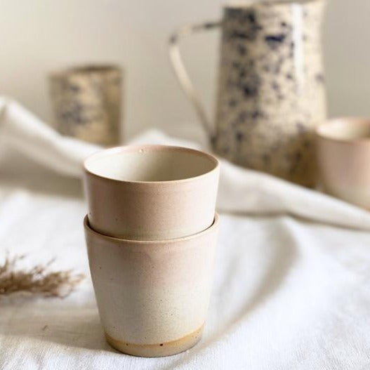 keramik op fra bernholms keramikfabrik med old rose glasur, kande i baggrunden