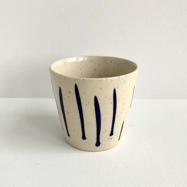 original ø-cup fra bornholms keramikfabrik. Cremefarvet med blå striber på