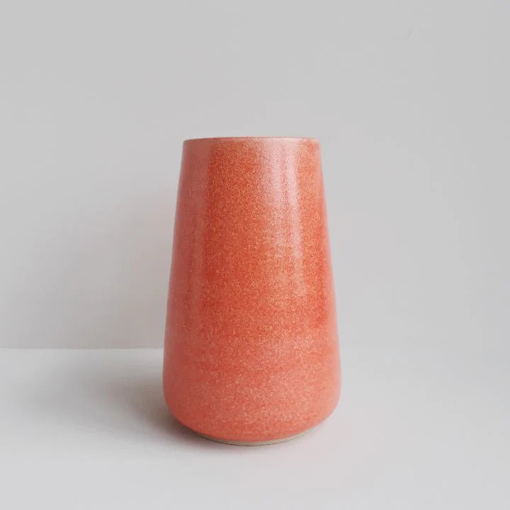 ø-vasen fra bornholm keramikfabrik i farven coral. Størrelse medium