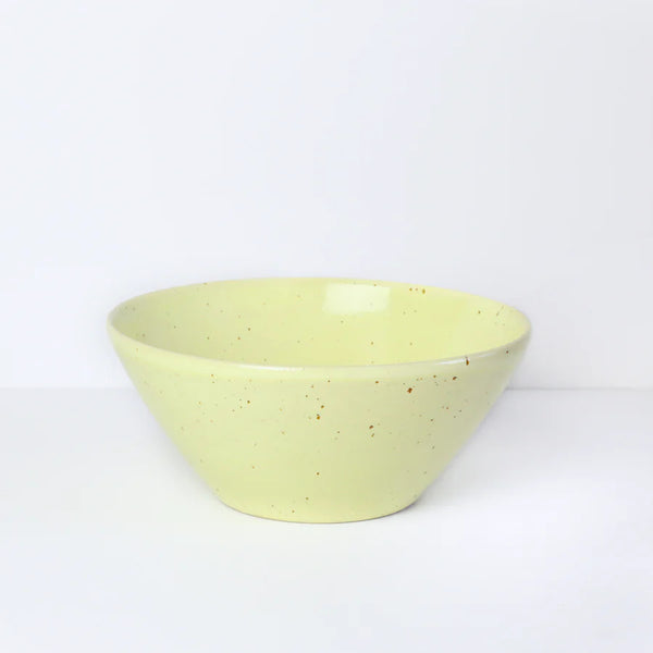 ø-bowl i lille fra bornholms keramikfabrik i farven lemonade. En pastelgul farve