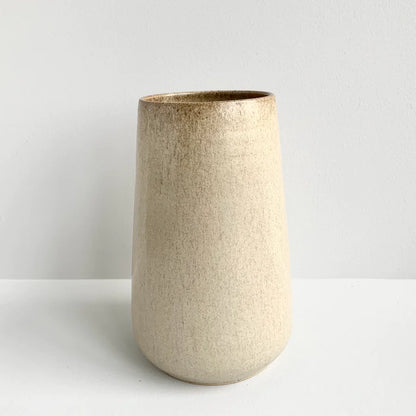 Ø-vasen er en fin keramik vase fra Bornholms Keramikfabrik i beige