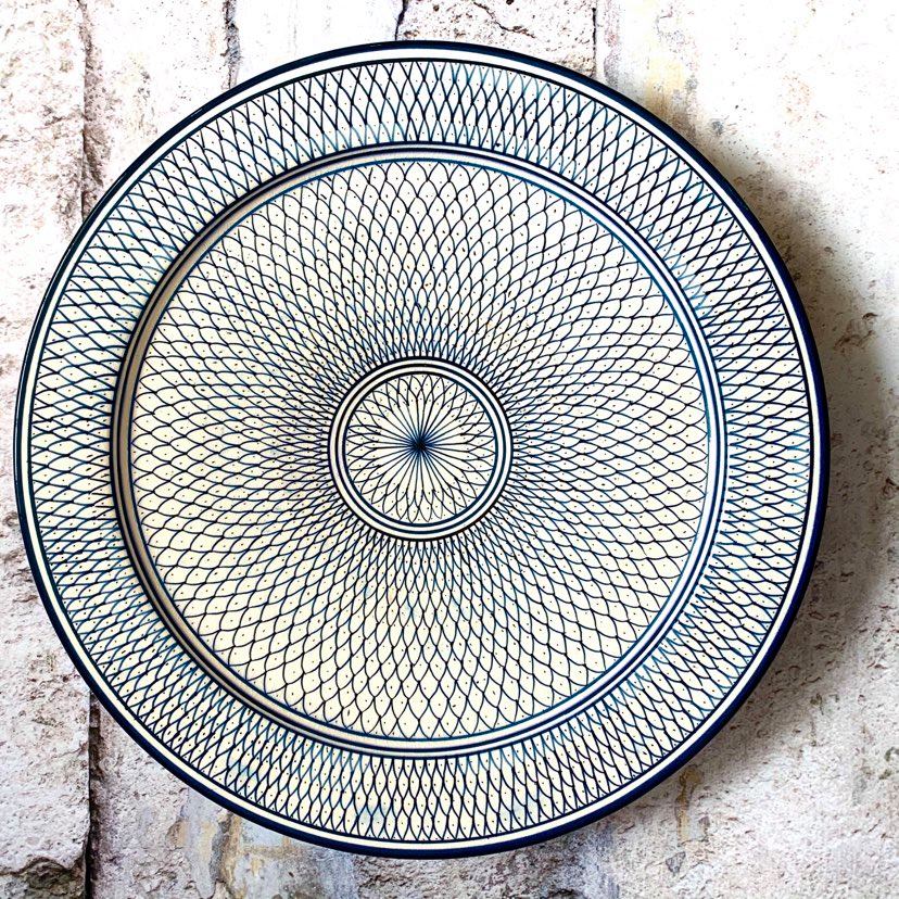 Håndmalet marokkansk keramik fad i smukt traditionelt mønster. Designet her hedder CATALIN og har en fin blå farve på hvid bund. Fåes i 2 størrelser.