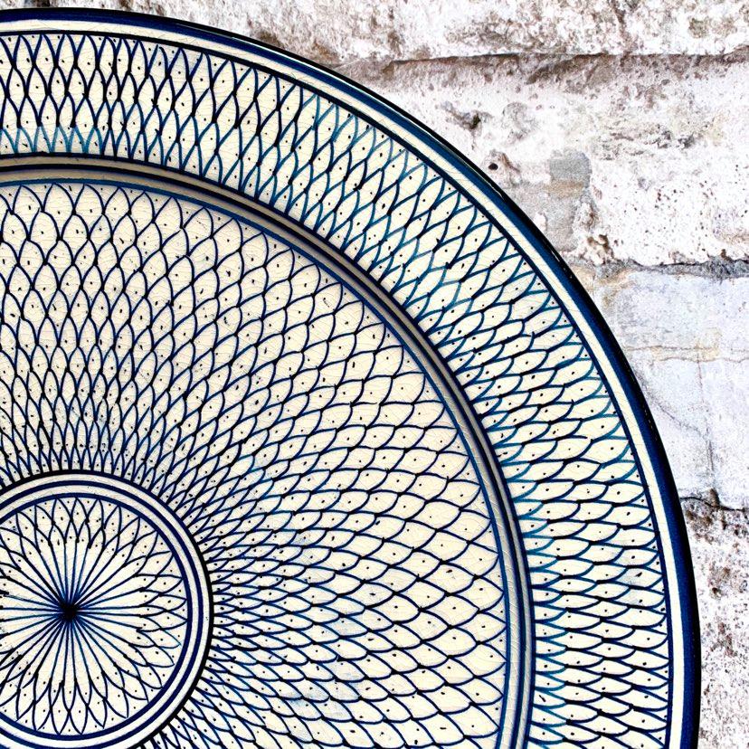 Håndmalet marokkansk keramik fad i smukt traditionelt mønster. Designet her hedder CATALIN og har en fin blå farve på hvid bund. Fåes i 2 størrelser.