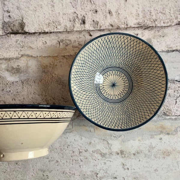 Håndmalet marokkansk keramik skål i smukt traditionelt mønster. Designet her hedder CATALIN og har et fint mønster i blåt på råhvid bund. 