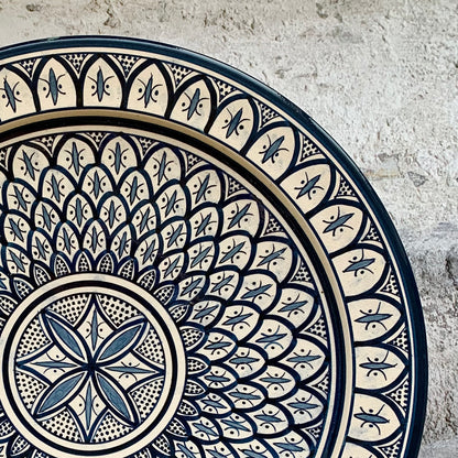 Håndmalet marokkansk keramik fad i smukt traditionelt mønster. Designet her hedder CATALIN og har et smukt mønster i blå farver på råhvid bund. Fåes i 2 størrelser.