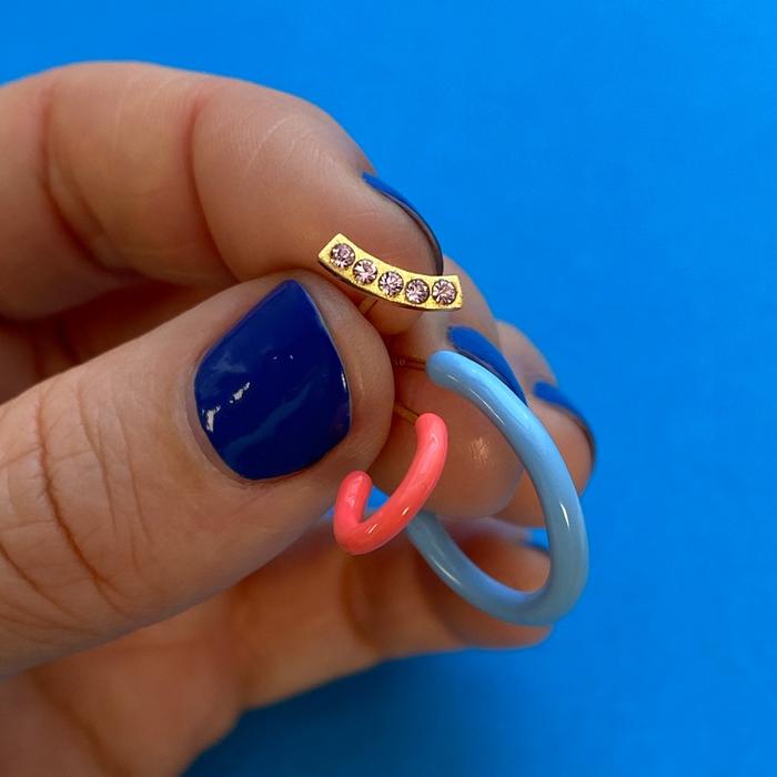 Lyseblå medium hoops, som måler 2 cm og er lavet forgyldt messing med farvet emalje. Lavet af LULU Copenhagen