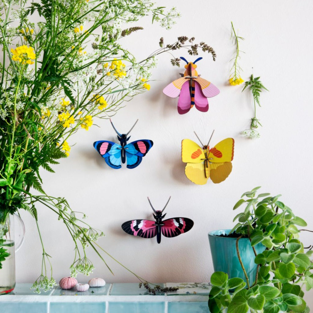 Farverige pap sommerfugle lavet af Studio Roof
