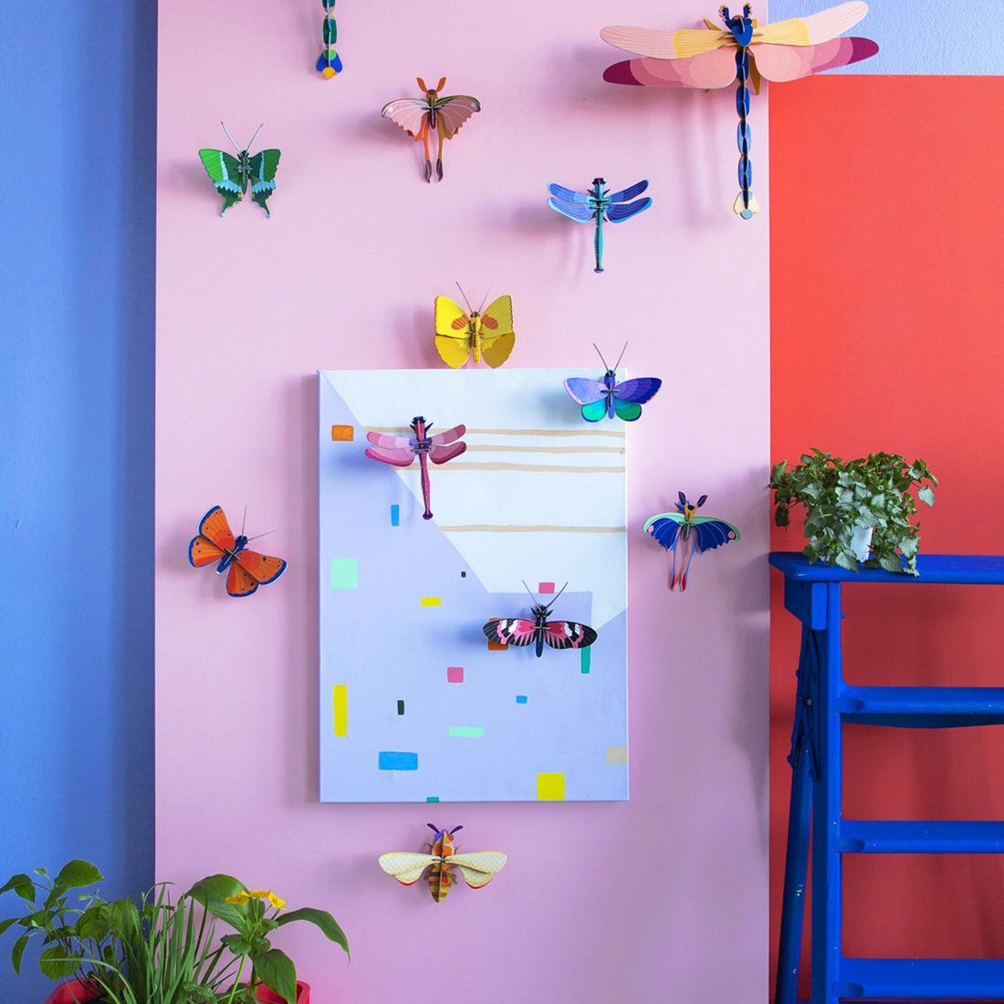 Ruby Dragonfly  er en smuk pap guldsmed i magiske farver. Studio ROOF kombinerer natur, fantasi og kunst til at skabe levende 3D vægdekorationer lavet af genbrugspap og plantebaseret vegetabilsk blæk