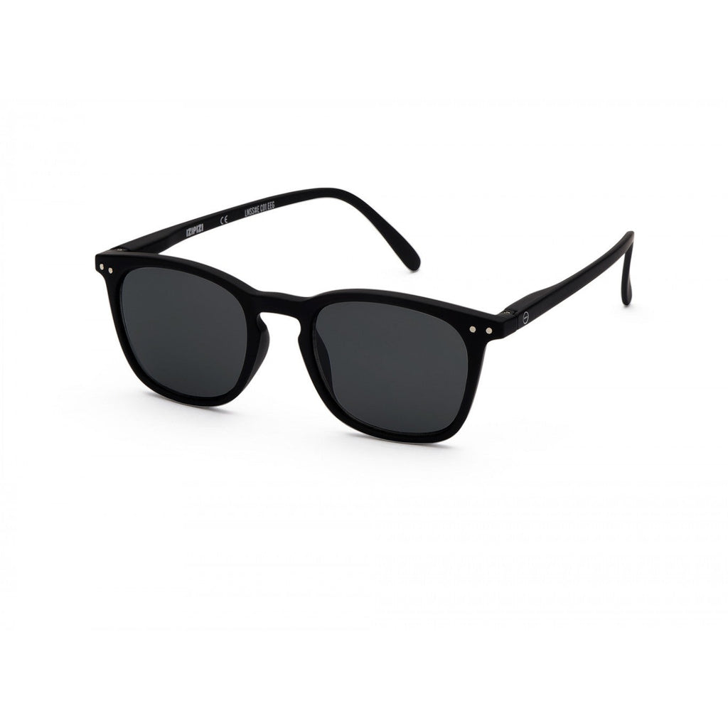 solbriller fra izipizi i model trapeze og farven sort
