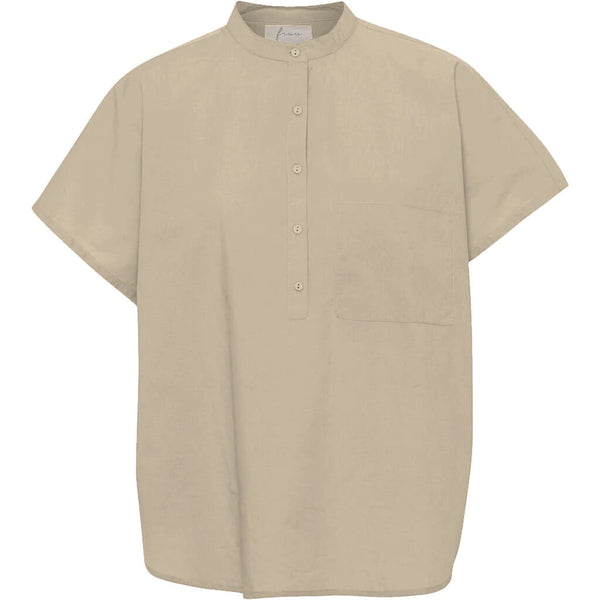 Den beige kortærmede skjorte 'Columbo' fra Frau har et flot minimalistisk snit med kinakrave. T-shirten har stolpelukning, og er lavet i en let bomuldspoplin, som gør skjorten åndbar og super behagelig at have på. 