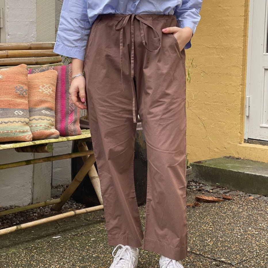 En behagelig, afslappet buks i en dejlig let stofkvalitet. De brune Milano bukser har et skønt casual look med deres baggy design. Bukserne kan let justeres med snøre som er i taljen og så har de strålommer.