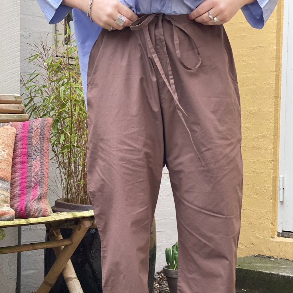 En behagelig, afslappet buks i en dejlig let stofkvalitet. De brune Milano bukser har et skønt casual look med deres baggy design. Bukserne kan let justeres med snøre som er i taljen og så har de strålommer.