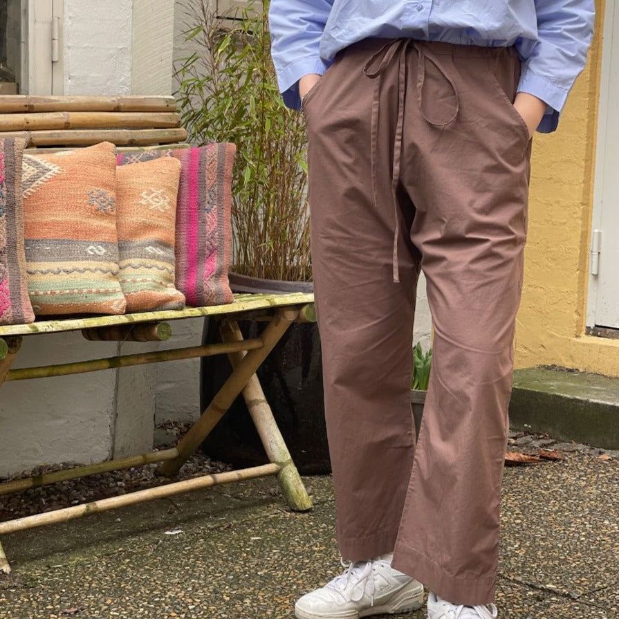 En behagelig, afslappet buks i en dejlig let stofkvalitet. De brune Milano bukser har et skønt casual look med deres baggy design. Bukserne kan let justeres med snøre som er i taljen og så har de strålommer.