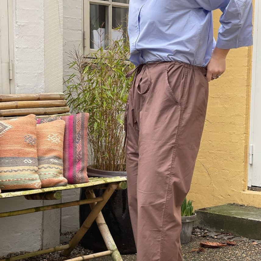 En behagelig, afslappet buks i en dejlig let stofkvalitet. De brune Milano bukser har et skønt casual look med deres baggy design. Bukserne kan let justeres med snøre som er i taljen og så har de strålommer.