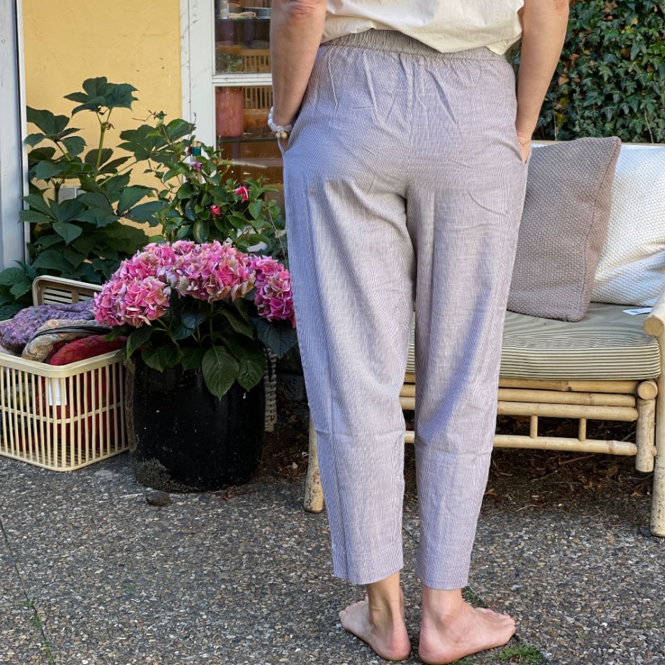 FRAU bukserne model OSLO har bred elastik i taljen og er lavet i økologisk bomuld. Her i varianten coffee quartz stribe