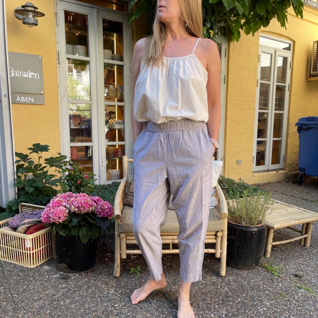 FRAU bukserne model OSLO har bred elastik i taljen og er lavet i økologisk bomuld. Her i varianten coffee quartz stribe