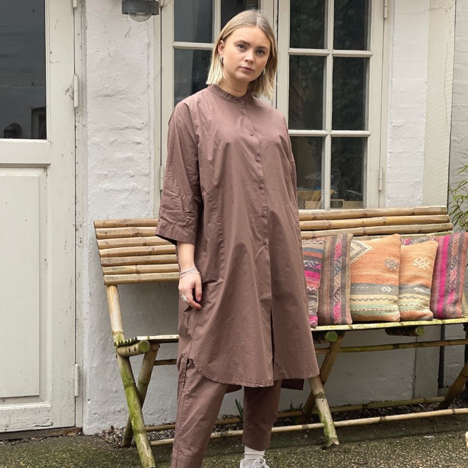 Seoul, lang brun skjorte med knapper, i økologisk bomuldspoplin, fra Frau