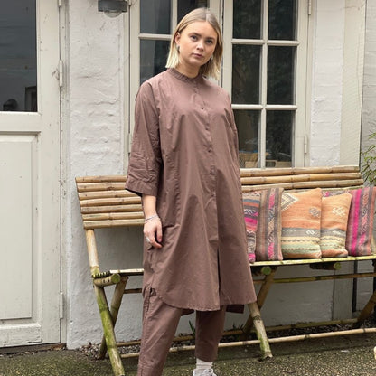 Seoul, lang brun skjorte med knapper, i økologisk bomuldspoplin, fra Frau