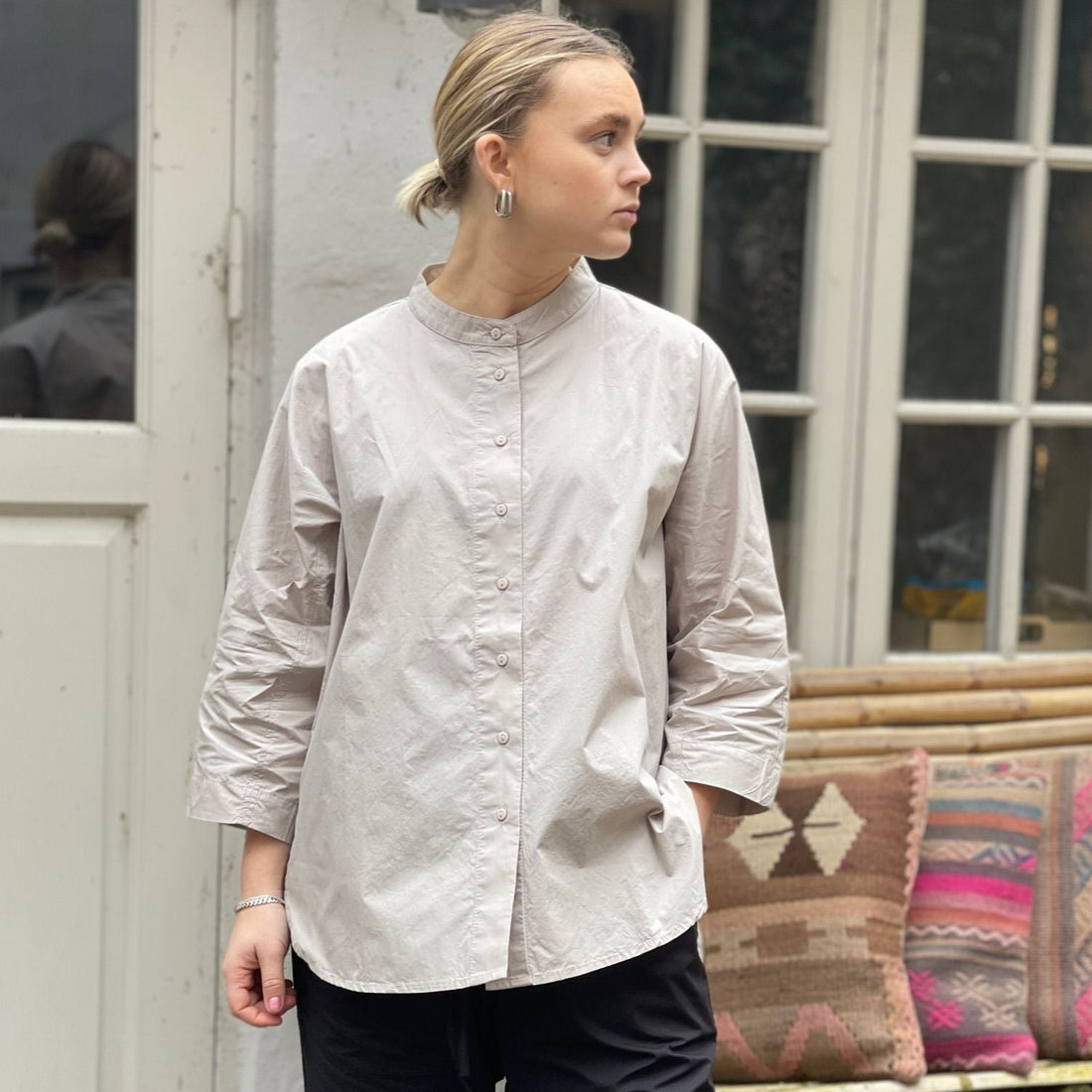 Lysegrå oversized skjorte i enkelt design med 3/4 ærmer og kinakrave. Skjorten er lidt længere bagpå og runder fint foran. Skjorten har stolpelukning, og er lavet i en let økologisk bomuldspoplin, som gør skjorten åndbar og behagelig at have på. Skjorten er one size og passer str 34-44.