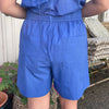 De nye Sydney Shorts i blå er endnu en tidløs klassiker til din garderobe fra danske Frau. Shortsene er lavet i et enkelt design med vide ben, baglommer, bred elastik i taljen og bindebånd. Shortsene kan kombineres som cool sæt med bomuldsskjorterne fra Frau