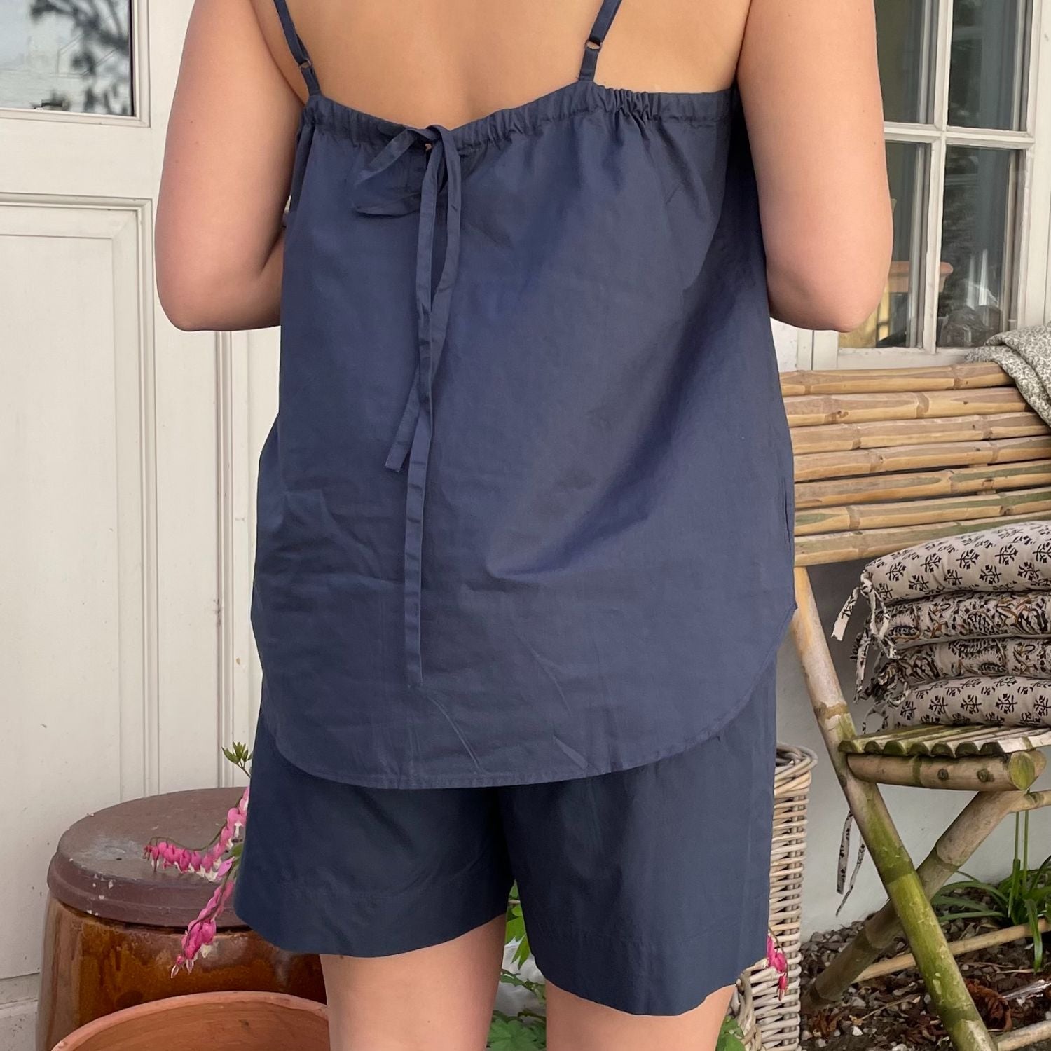 De nye Sydney Shorts i blå er endnu en tidløs klassiker til din garderobe fra danske Frau. Shortsene er lavet i et enkelt design med vide ben, baglommer, bred elastik i taljen og bindebånd. Shortsene kan kombineres som cool sæt med bomuldsskjorterne fra Frau