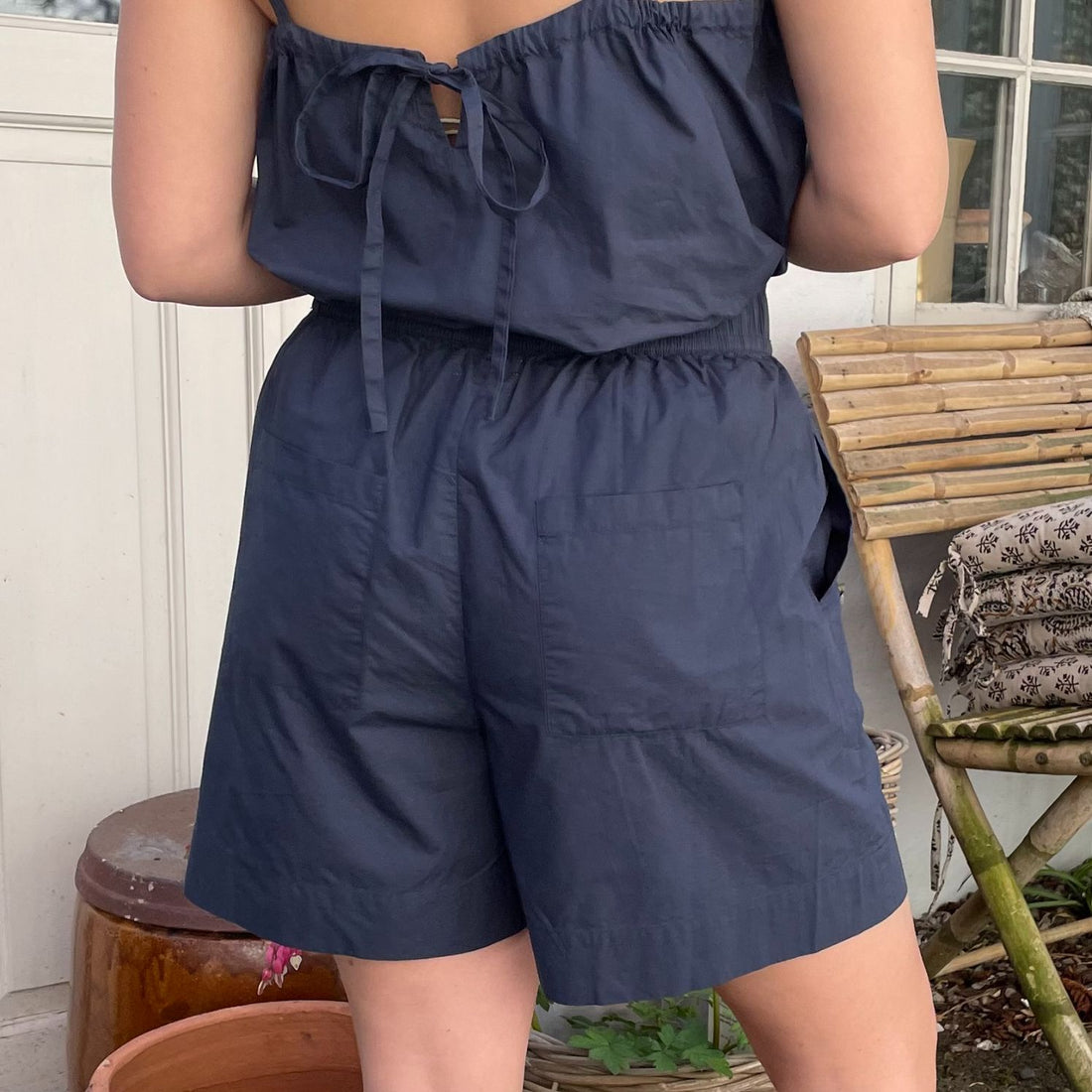 De nye Sydney Shorts i blå er endnu en tidløs klassiker til din garderobe fra danske Frau. Shortsene er lavet i et enkelt design med vide ben, baglommer, bred elastik i taljen og bindebånd. Shortsene kan kombineres som cool sæt med bomuldsskjorterne fra Frau