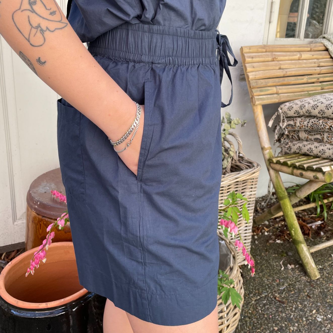De nye Sydney Shorts i blå er endnu en tidløs klassiker til din garderobe fra danske Frau. Shortsene er lavet i et enkelt design med vide ben, baglommer, bred elastik i taljen og bindebånd. Shortsene kan kombineres som cool sæt med bomuldsskjorterne fra Frau