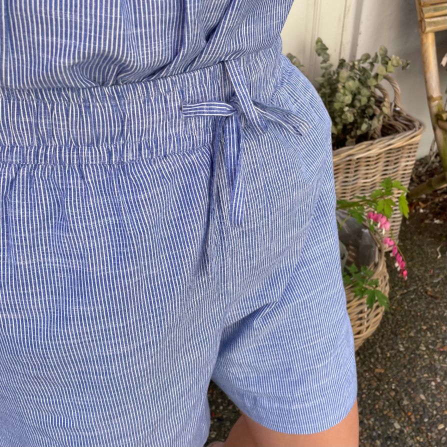 De nye Sydney Shorts i stribet blå og hvid er endnu en tidløs klassiker til din garderobe fra danske Frau. Shortsene er lavet i et enkelt design med vide ben, baglommer, bred elastik i taljen og bindebånd.