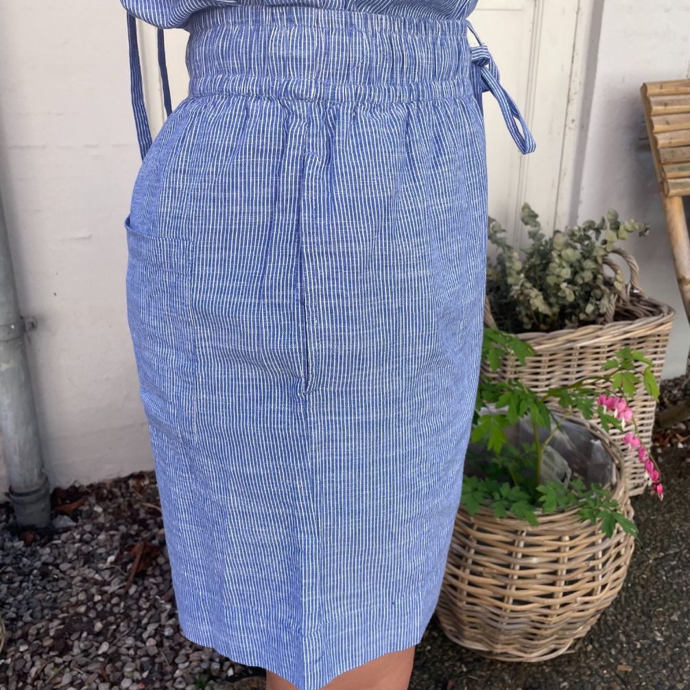 De nye Sydney Shorts i stribet blå og hvid er endnu en tidløs klassiker til din garderobe fra danske Frau. Shortsene er lavet i et enkelt design med vide ben, baglommer, bred elastik i taljen og bindebånd.