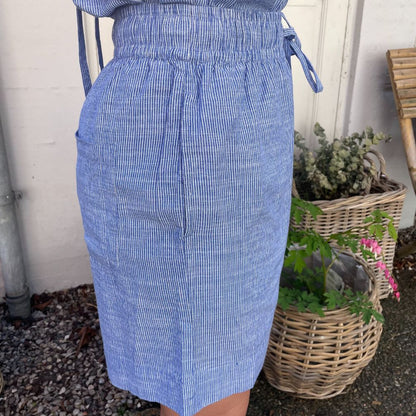 De nye Sydney Shorts i stribet blå og hvid er endnu en tidløs klassiker til din garderobe fra danske Frau. Shortsene er lavet i et enkelt design med vide ben, baglommer, bred elastik i taljen og bindebånd.