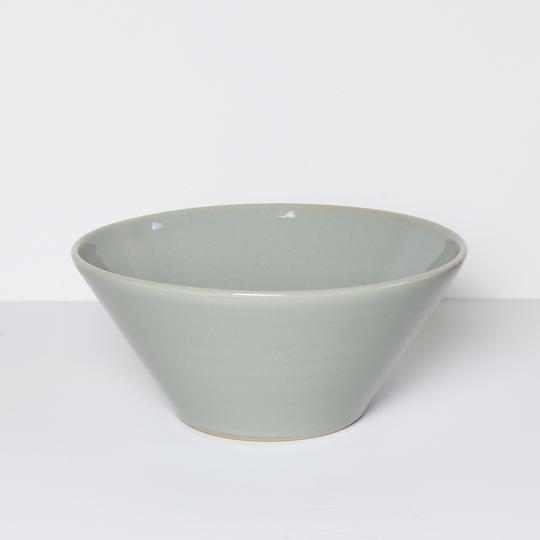 Medium ø-bowl i farven 'jade' fra Bornholms Keramikfabrik. 