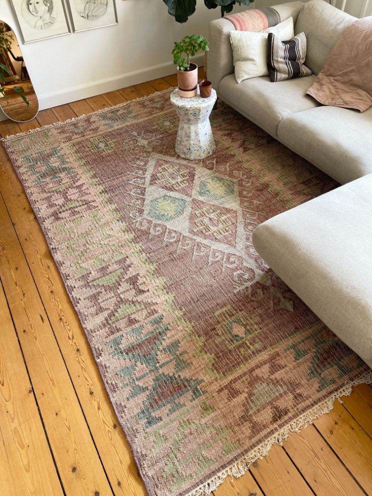 Jute kelim gulvtæppet Muscat fra LIV Interior har en flot farve kombination af bløde farver, der sammen med det traditionelle kelim mønster giver tæppet et antikt look. Gulvtæppet vil være iøjnefaldende i rummet, men stadig have et roligt udtryk pga. de dæmpede farver