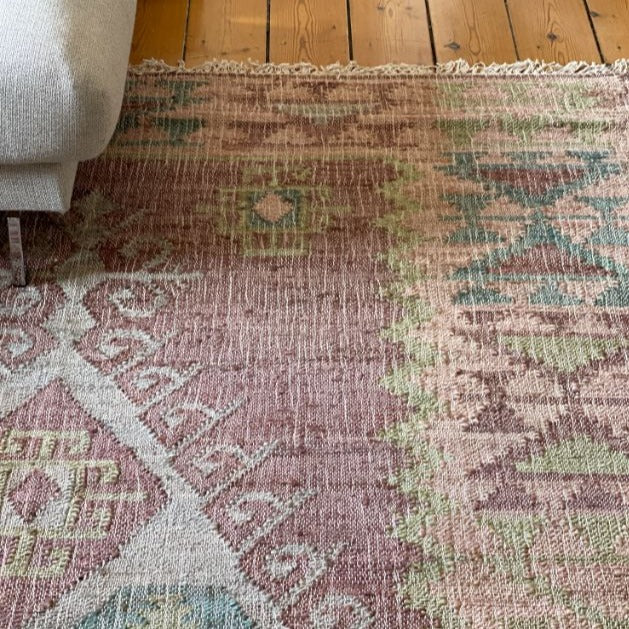 Jute kelim gulvtæppet Muscat fra LIV Interior har en flot farve kombination af bløde farver, der sammen med det traditionelle kelim mønster giver tæppet et antikt look. Gulvtæppet vil være iøjnefaldende i rummet, men stadig have et roligt udtryk pga. de dæmpede farver