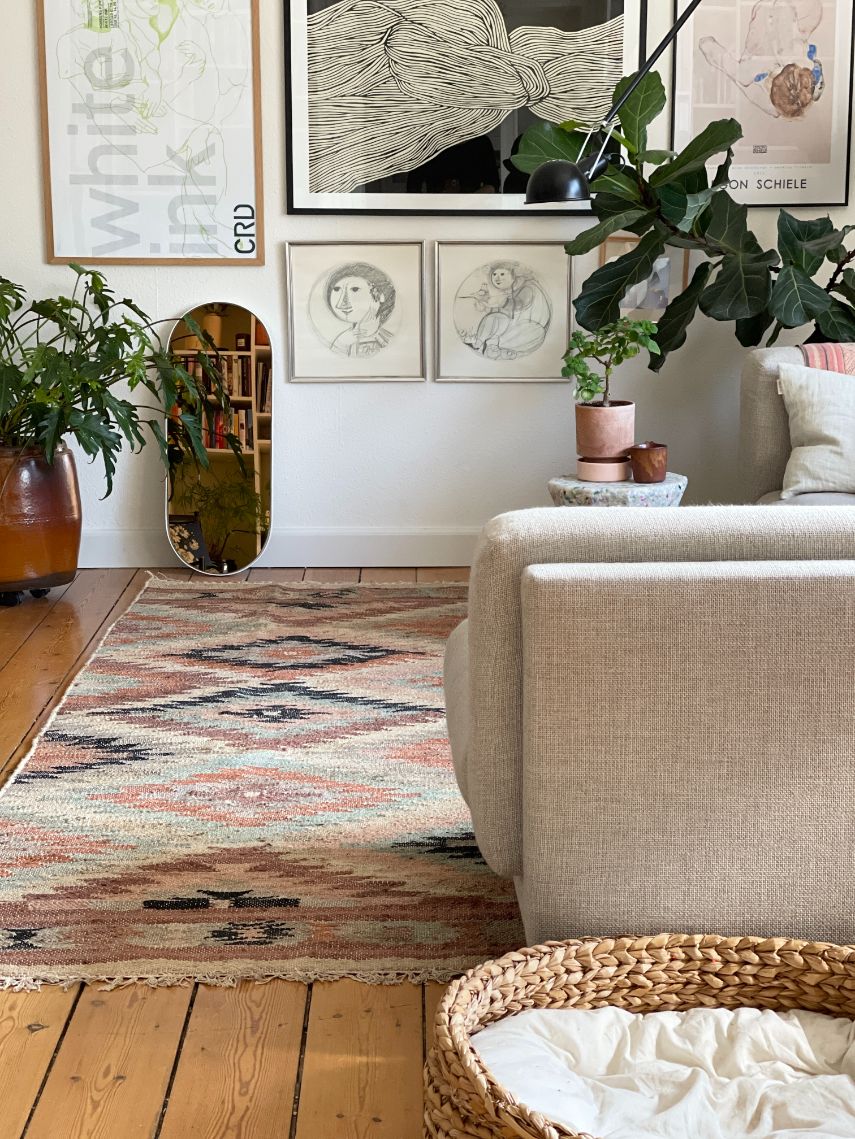 Jute kelim gulvtæppet Puebla fra LIV Interior har en flot farve kombination af bløde farver, der sammen med det traditionelle kelim mønster giver tæppet et antikt look. Gulvtæppet vil være iøjnefaldende i rummet, men stadig have et roligt udtryk pga. de dæmpede farver