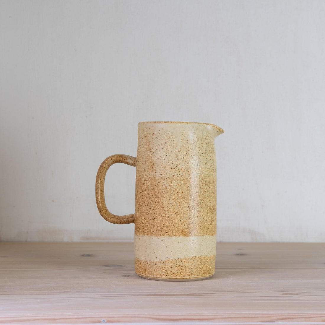 Julie Damhus pitcher brun