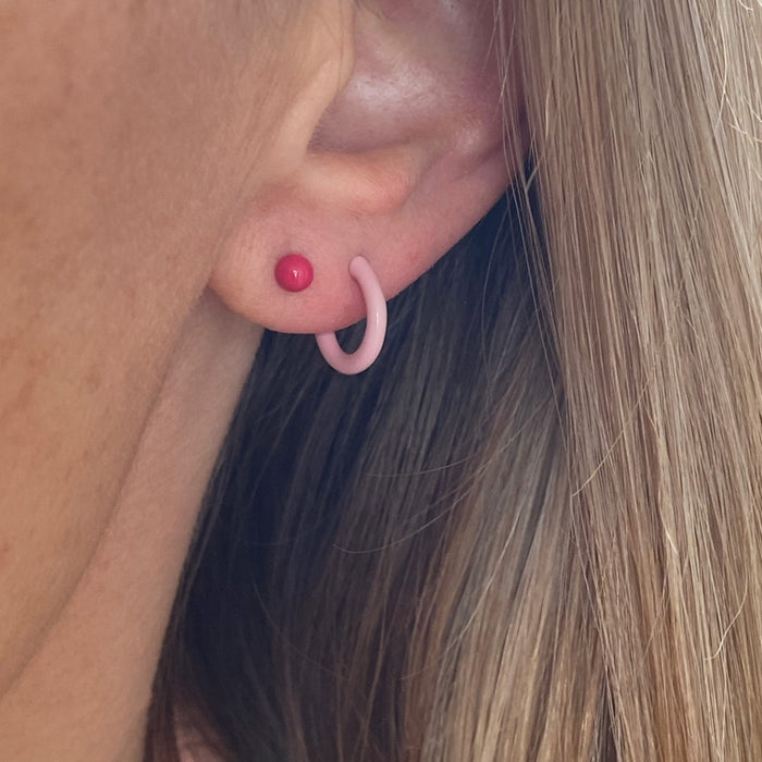 Skab blikfang med de flotte lyserød hoops fra LULU Copenhagen. De små colour hoops måler 1 cm og er lavet i glade og klare farver, som med det samme pifte dit outfit op. Øreringene sælges individuelt så du nemt kan matche med andre farver.  
