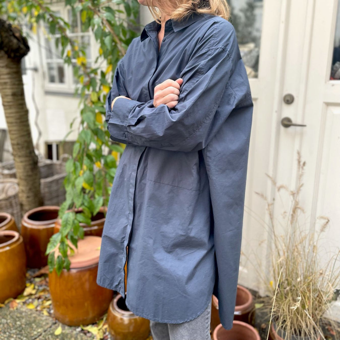 Den lange blå Lyon bomuldsskjorte i er en perfekt hverdagsskjorte fra Frau. Skjorten er lidt længere bagpå og runder fint foran. Skjorten er gennemknappet, og er lavet i økologisk bomuldspoplin, som gør den åndbar og behagelig at have på. Størrelsen er one size