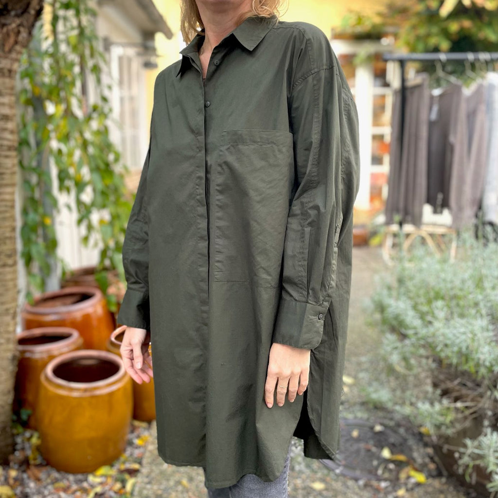 Den lange grønne bomuldsskjorte i er en perfekt hverdagsskjorte fra Frau. Skjorten er lidt længere bagpå og runder fint foran. Skjorten er gennemknappet, og er lavet i økologisk bomuldspoplin, som gør den åndbar og behagelig at have på. Størrelsen er one size