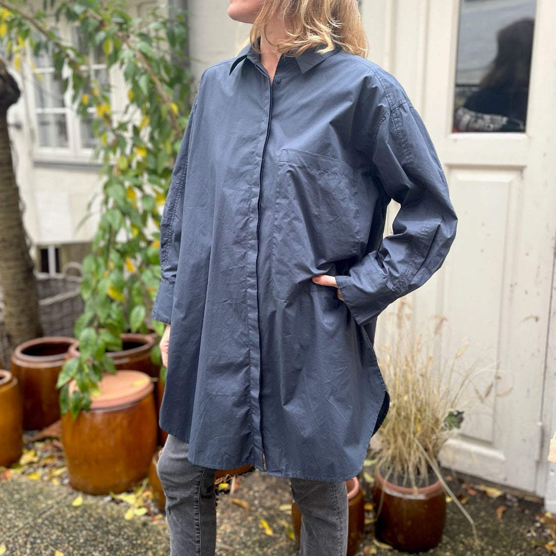 Den lange blå Lyon bomuldsskjorte i er en perfekt hverdagsskjorte fra Frau. Skjorten er lidt længere bagpå og runder fint foran. Skjorten er gennemknappet, og er lavet i økologisk bomuldspoplin, som gør den åndbar og behagelig at have på. Størrelsen er one size