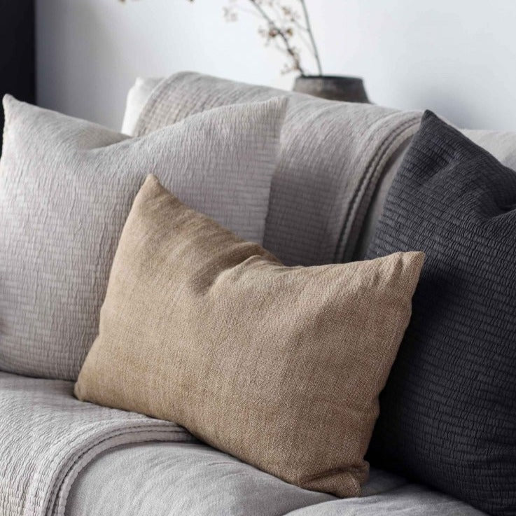 Den smukke aflange pude 'Margaux' i 100% hør, pynter smukt både på sofaen og sengen. Pyntepuden er simpel og har den smukkeste beige farve. Margaux serien fra Tell Me More er lavet i en vasket grov hørkvalitet. Super lækker i overfladen med den smukke struktur
