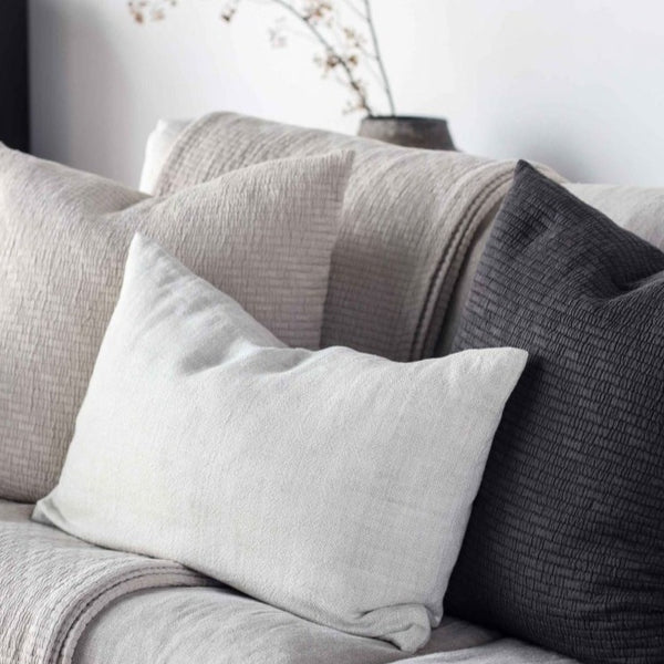 Den smukke aflange pude 'Margaux' i 100% hør, pynter smukt både på sofaen og sengen. Pyntepuden er simpel og har den smukkeste hvide farve. Margaux serien fra Tell Me More er lavet i en vasket grov hørkvalitet. Super lækker i overfladen med den smukke struktur.