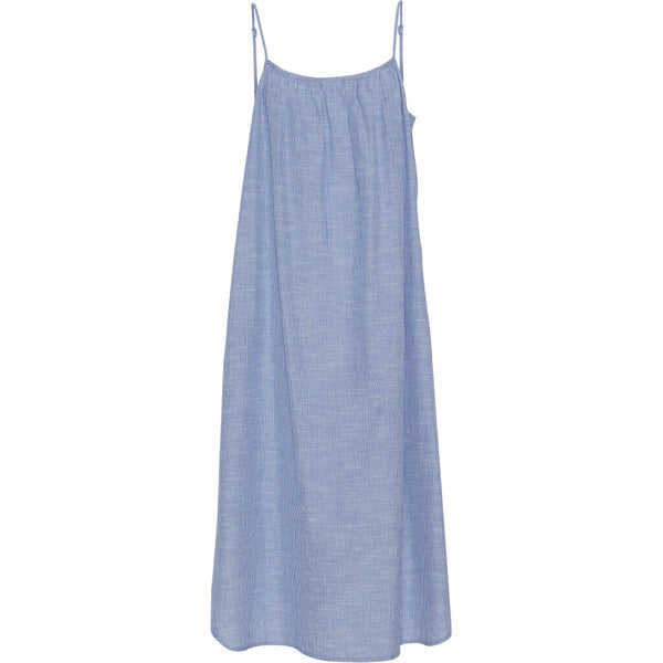 Den perfekte blå og hvid stribet sommerkjole. Vancouver strop kjolen har justerbare stropper og bindebånd i ryggen, så du også kan justere kjolens vidde. Kjolen har en fin længde, som stopper ca. midt på læggen